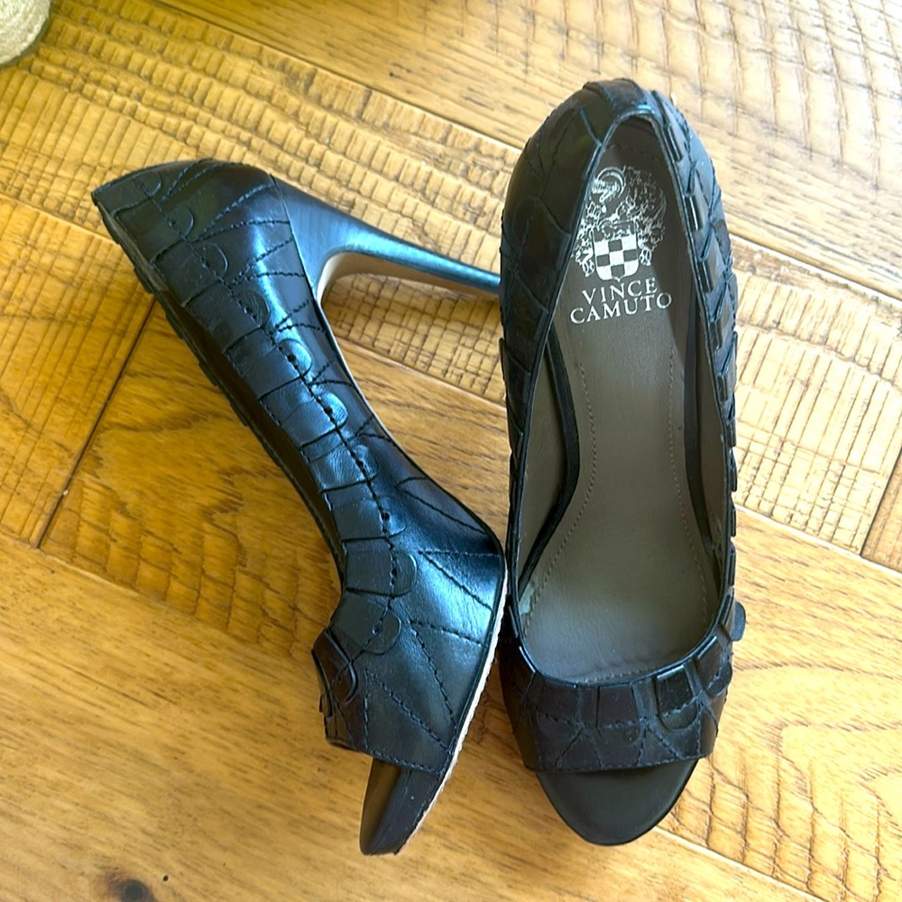 Vince Camaro Black Stitched Pumps